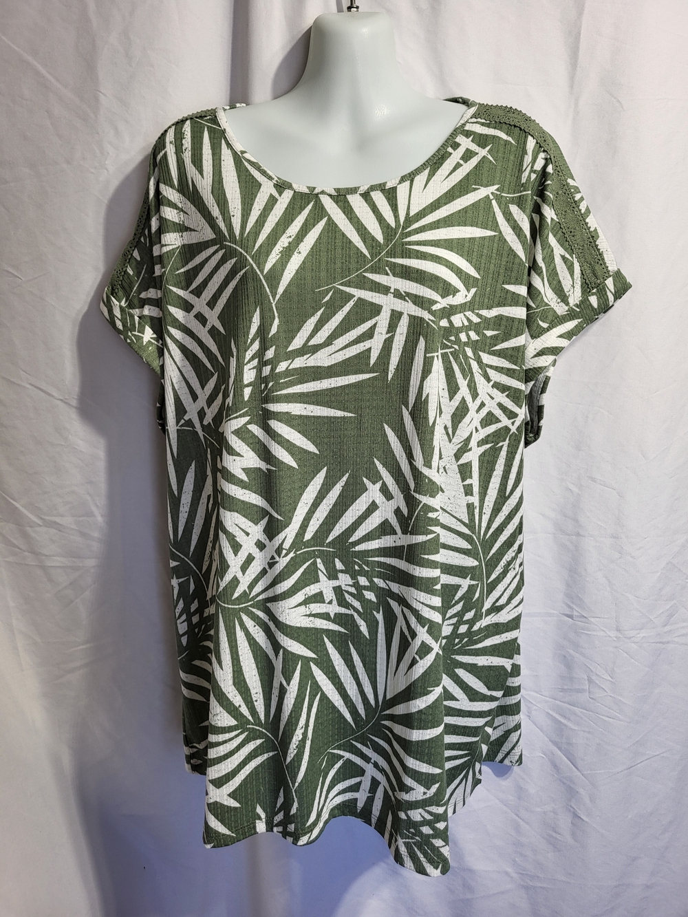 Green Palm Leaf Print Short Sleeve Tunic, Size XL